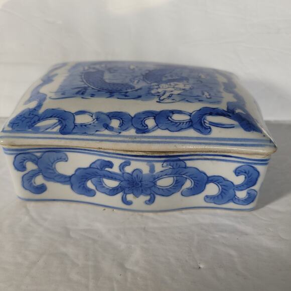 Chinese Blue and White Porcelain Scalloped Edge Vintage Trinket Box - Picture 5 of 7